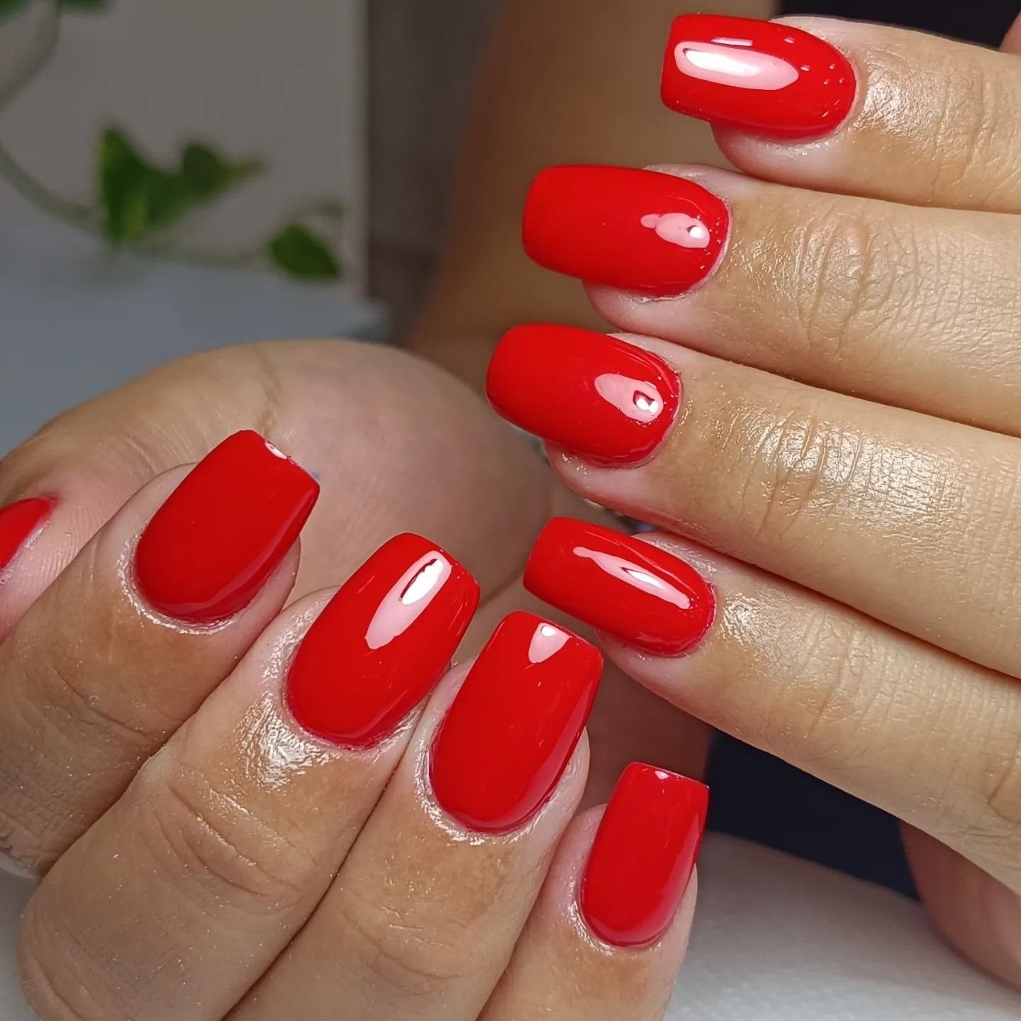 Extensiones de uñas rojas en Vivi Nails Studio, Córdoba